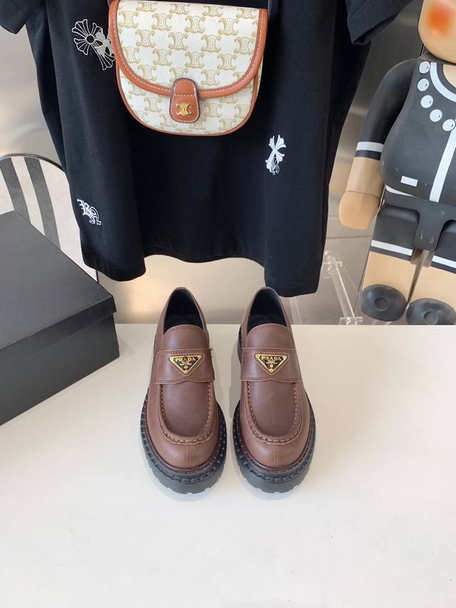出厂价 Prada 普拉达24Ss秋冬走秀款乐福鞋 太古汇原版购入爆拆复刻 鞋子上脚很轻便，走路舒适度都很赞 运用三角标设计风格值得拥有 鞋型韵味超赞，非常有特